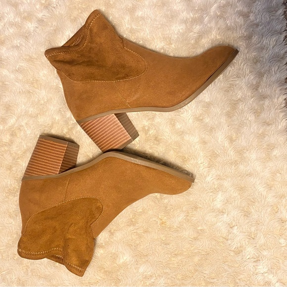 Boots // - Picture 8 of 9